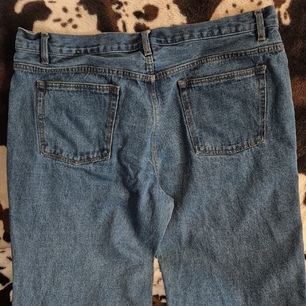 Blue MOUNTAIN, Classic Blue Relaxed Fit Jeans for Men. WAIST 40. - Picture 7 of 12